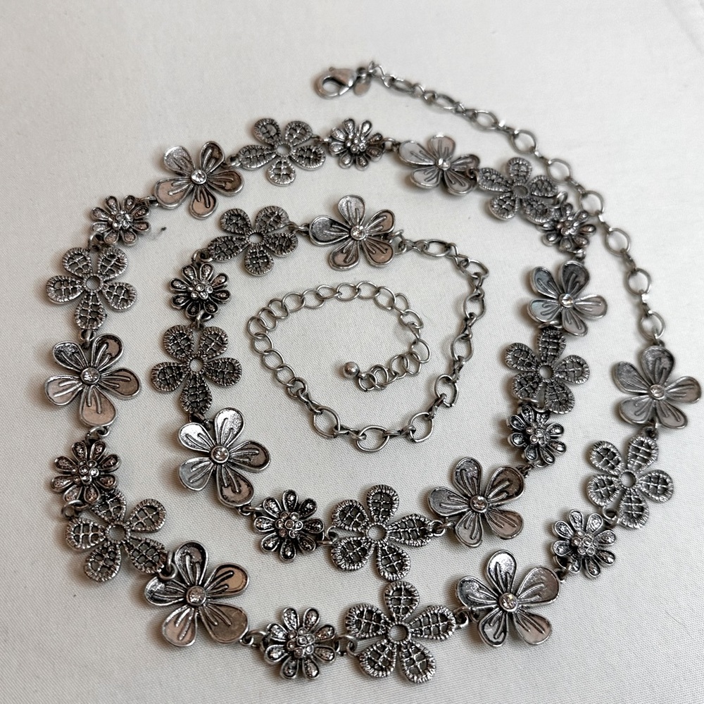 Premier Designs Long Daisy Floral Necklace